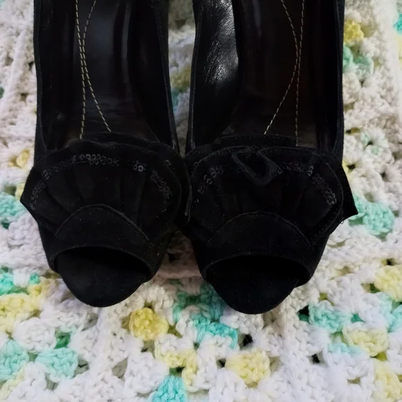 Kate Spade Women's Ruffle Suede Black Peep Toe Heels Size 10 US - Picture 13 of 16